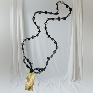 Stunning Vintage Hawaiian Pendant Shell Necklace 
Black Seed Beads, Obsidian 22”